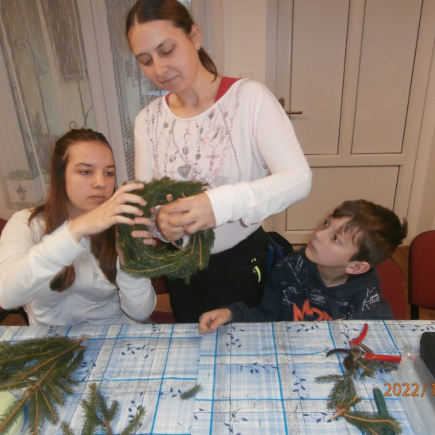 Vyráběli jsme adventní věnce a rozsvěceli stromek