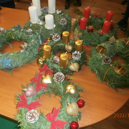 Vyráběli jsme adventní věnce a rozsvěceli stromek