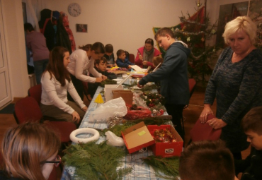 Vyráběli jsme adventní věnce a rozsvěceli stromek Vyráběli jsme adventní věnce a rozsvěceli stromek