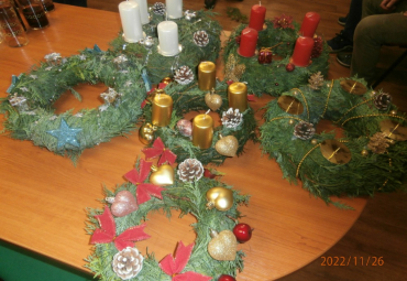 Vyráběli jsme adventní věnce a rozsvěceli stromek Vyráběli jsme adventní věnce a rozsvěceli stromek